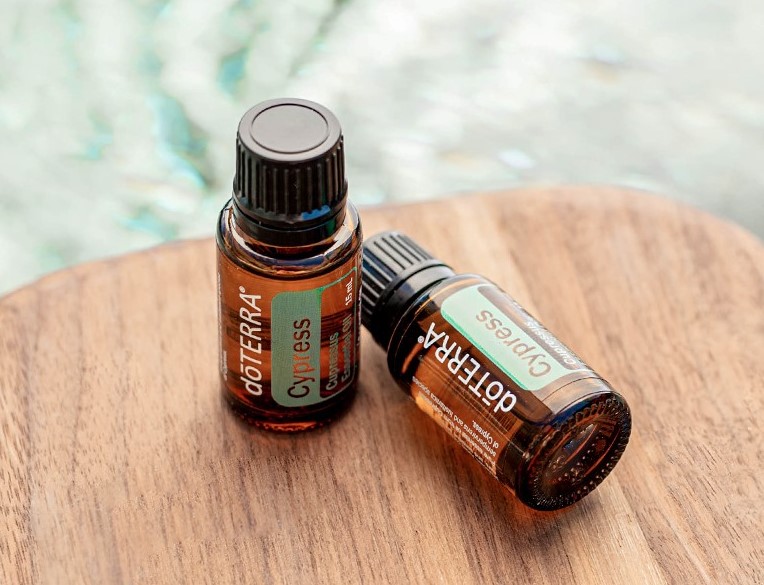 Olejek cyprysowy z wiecznie zielonego drzewa